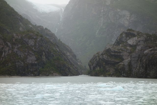 {{ page.media['06_Schlucht.jpg'].meta.alt_text_de }}